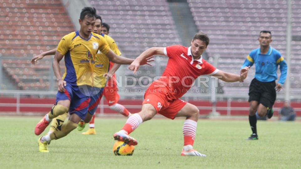 Striker Persija Yavgeny Kabaev (tengah) mencoba melewati bek Barito Putra Hansamu Yama Pranata pada laga uji coba di Stadion Gelora Bung Karno (SUGBK) Senayan, Jakarta, Rabu (4/2/15). 